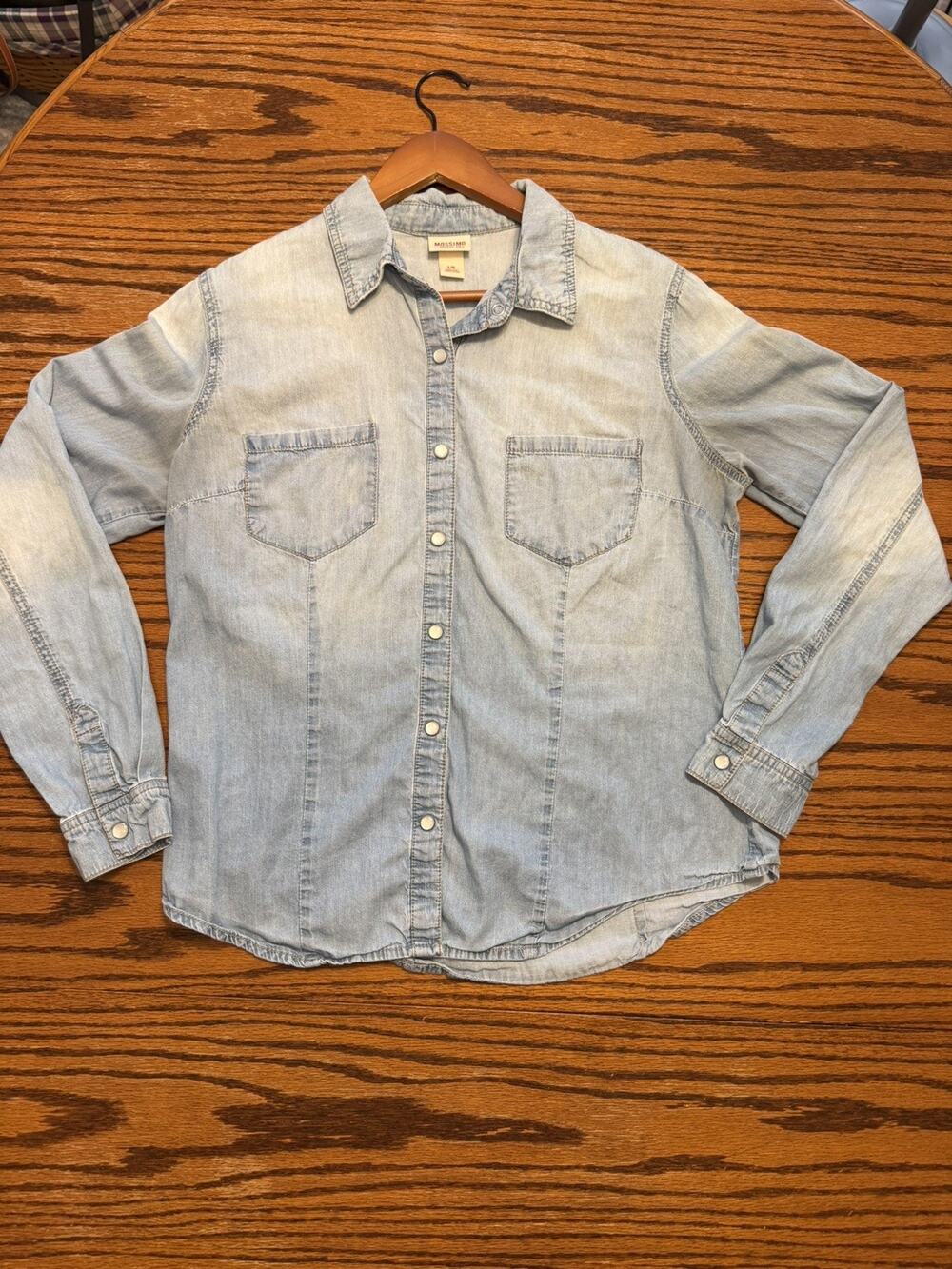 Mossimo Size Large Women’s Blue Denim Button Up Long Sleeve Shirt Pearl Snaps